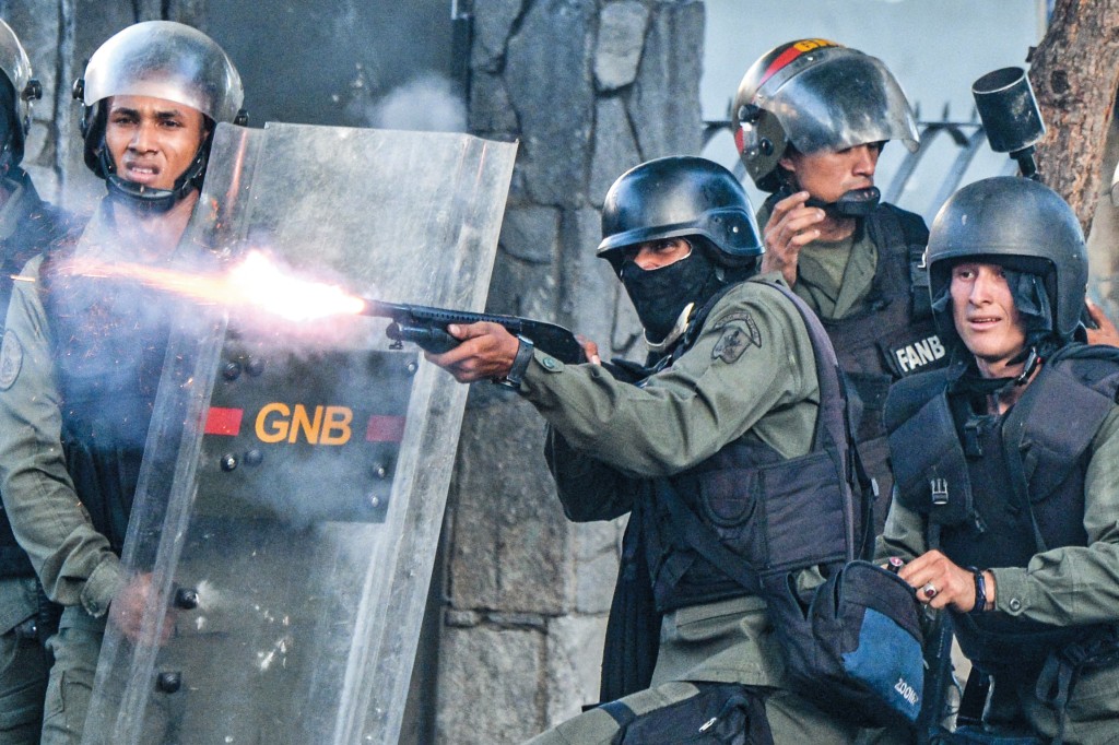 內瑞拉在過去十年爆發多輪大規模示威，要求政府改革或下台，而馬杜羅選擇以強硬手碗回應。