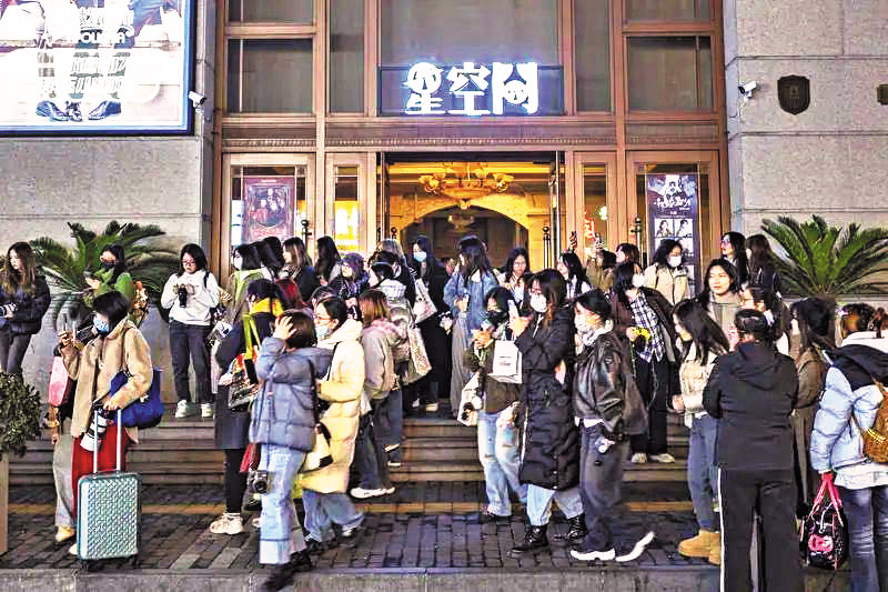 夜幕降臨，亞洲大廈外聚集了大批「劇女」準備入場支持自己喜愛的演員。