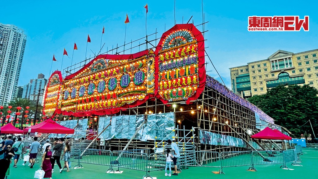 維園大戲棚截至十月八日會上演多齣經典粵戲，且由多位大佬倌粉墨登場。