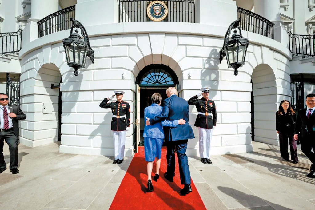 特朗普與高市早苗攬腰前行顯得關係密切,但「盟友」背後卻要金錢利益維繫。 特朗普與高市早苗攬腰前行顯得關係密切,但「盟友」背後卻要金錢利益維繫。