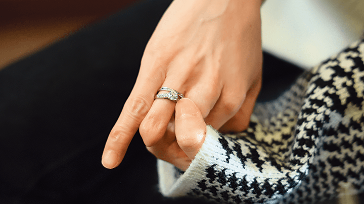手上的求婚戒指和結婚戒指，圓了黃愛恩小時候憧憬的公主童話夢。