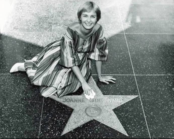 星光大道第一顆星是於一九六〇年頒給憑《三面夏娃》獲奧斯卡影后的鍾活華。 星光大道第一顆星是於一九六〇年頒給憑《三面夏娃》獲奧斯卡影后的鍾活華。