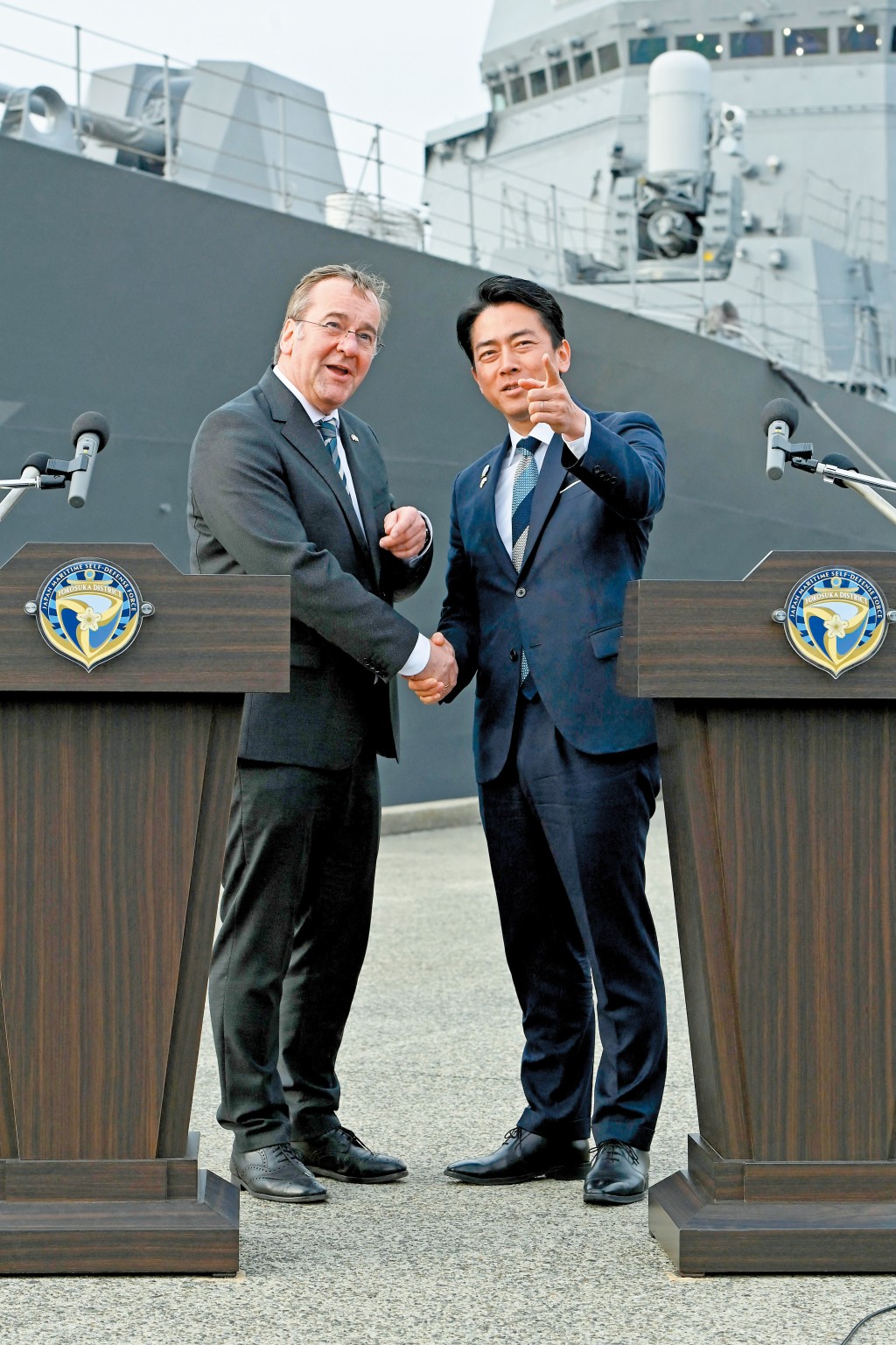 小泉進次郎(右)與德國防長皮斯托裡烏斯(左)在軍事合作上取得切實進展。 小泉進次郎(右)與德國防長皮斯托裡烏斯(左)在軍事合作上取得切實進展。