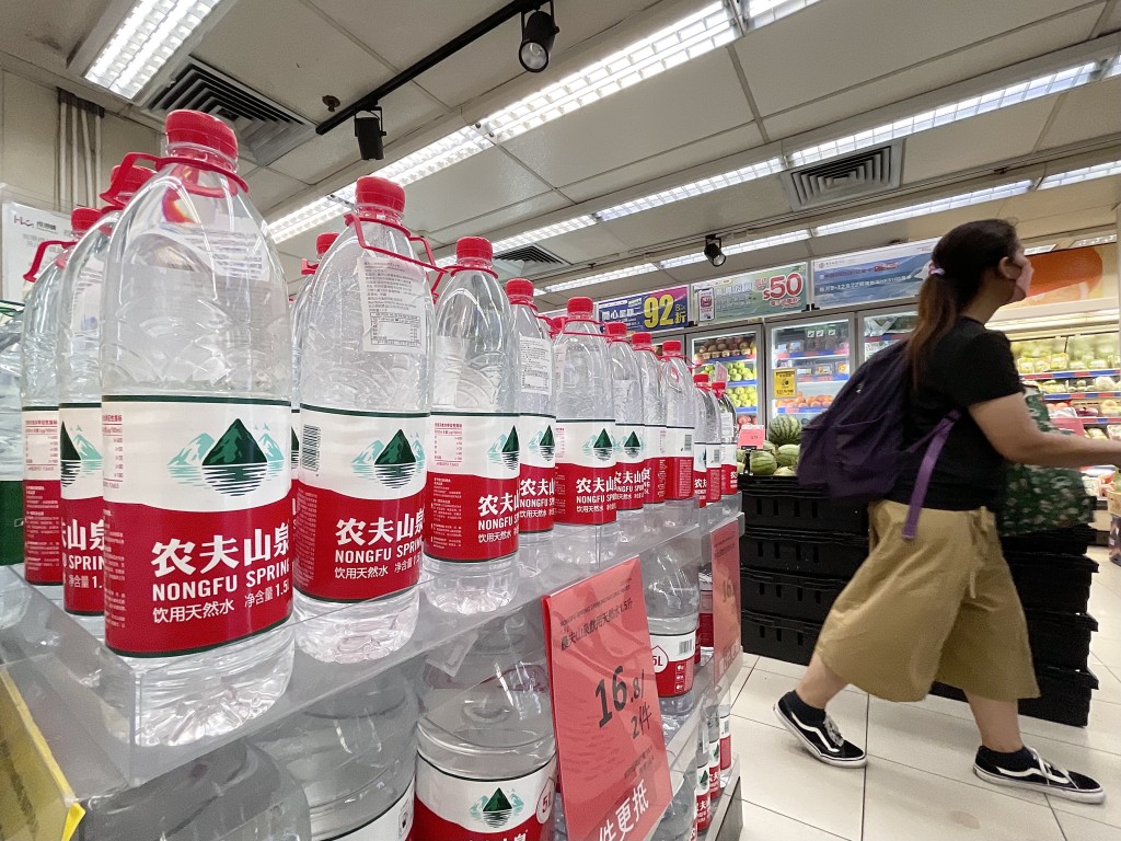 消委會上月發布新一期選擇月刊時,測試項目之一的「農夫山泉飲用天然水」溴酸鹽含量達歐盟上限 消委會上月發布新一期選擇月刊時,測試項目之一的「農夫山泉飲用天然水」溴酸鹽含量達歐盟上限