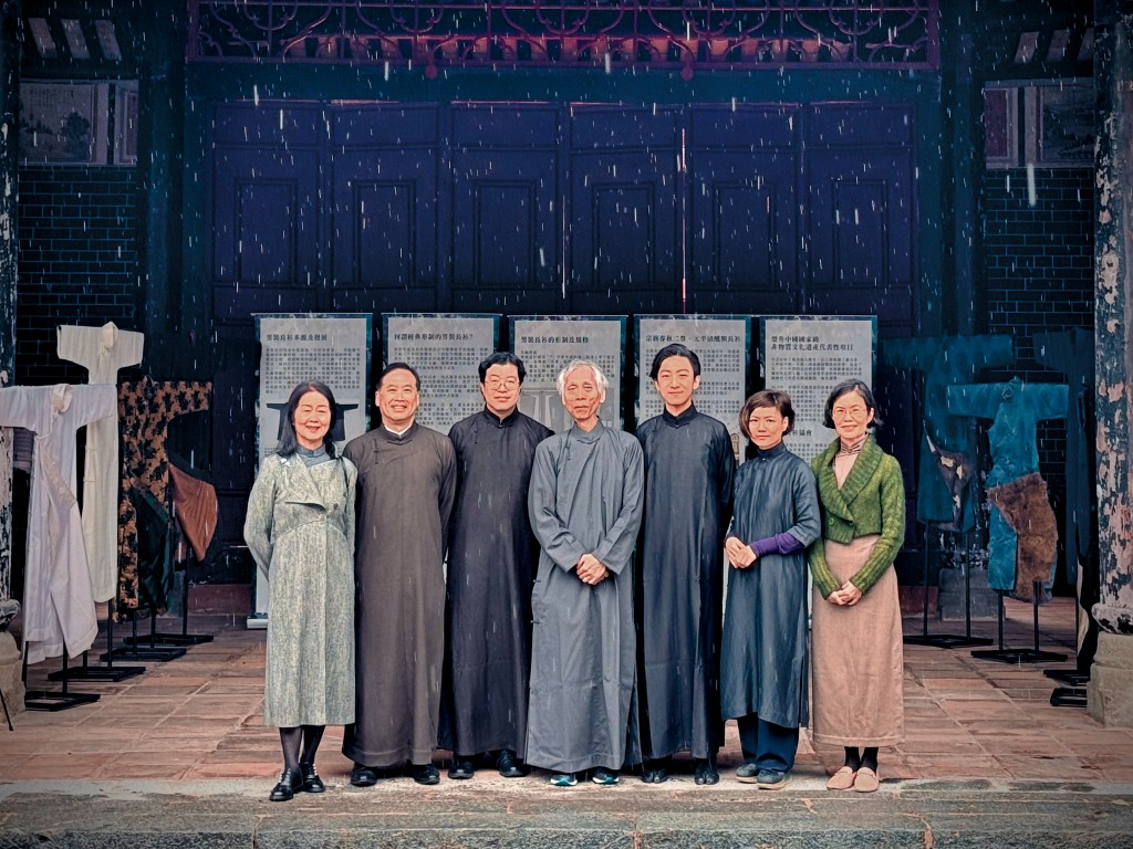 李惠玲博士（右一）是吳國禧長衫研究的啟蒙老師。圖攝於上水鄉廖萬石堂甲辰春祭，一眾長協代表與時任弘揚中華文化辦公室總監伍志和 （左三）合照留念。