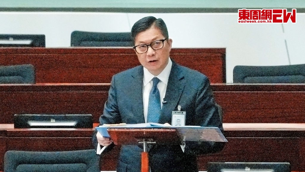 保安局局長鄧炳強今年五月出席立法會保安事務委員會會議時，講解公開招聘關鍵基礎設施（電腦系統安全）專員細節。