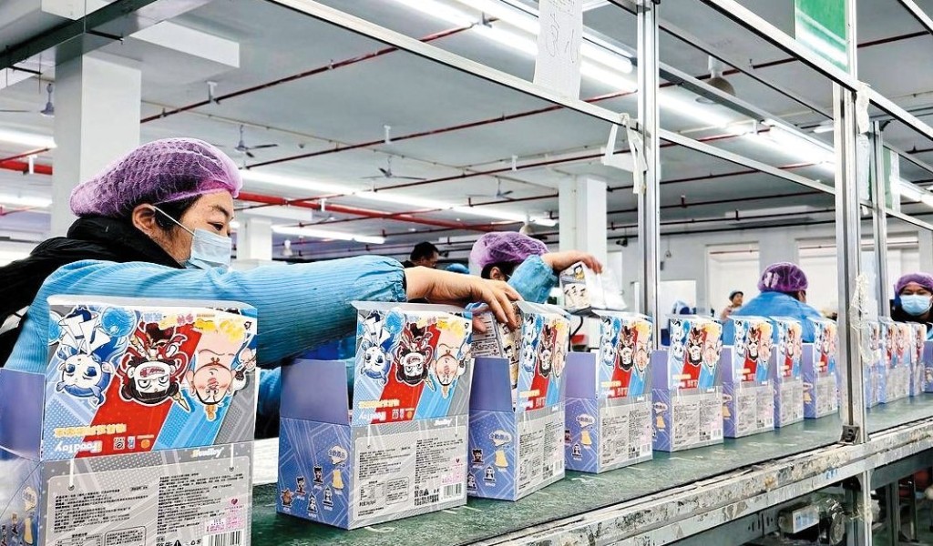 桑尼森迪憑藉大部分產品九點九元的定價策略與爆紅國潮IP合作,迅速搶佔低價市場。 桑尼森迪憑藉大部分產品九點九元的定價策略與爆紅國潮IP合作,迅速搶佔低價市場。