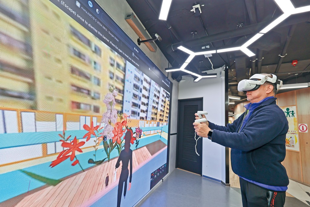 參加者劉先生透過「賽馬會跨代樂融HUB計劃」的活動，創作及體驗VR虛擬世界中的共融社區。