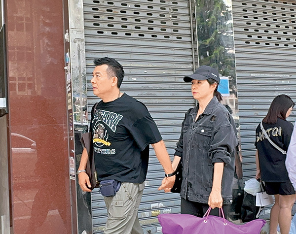 二人先將女兒的公仔及玩具,捐贈一個南亞裔人士,讓他作二手買賣。 二人先將女兒的公仔及玩具,捐贈一個南亞裔人士,讓他作二手買賣。