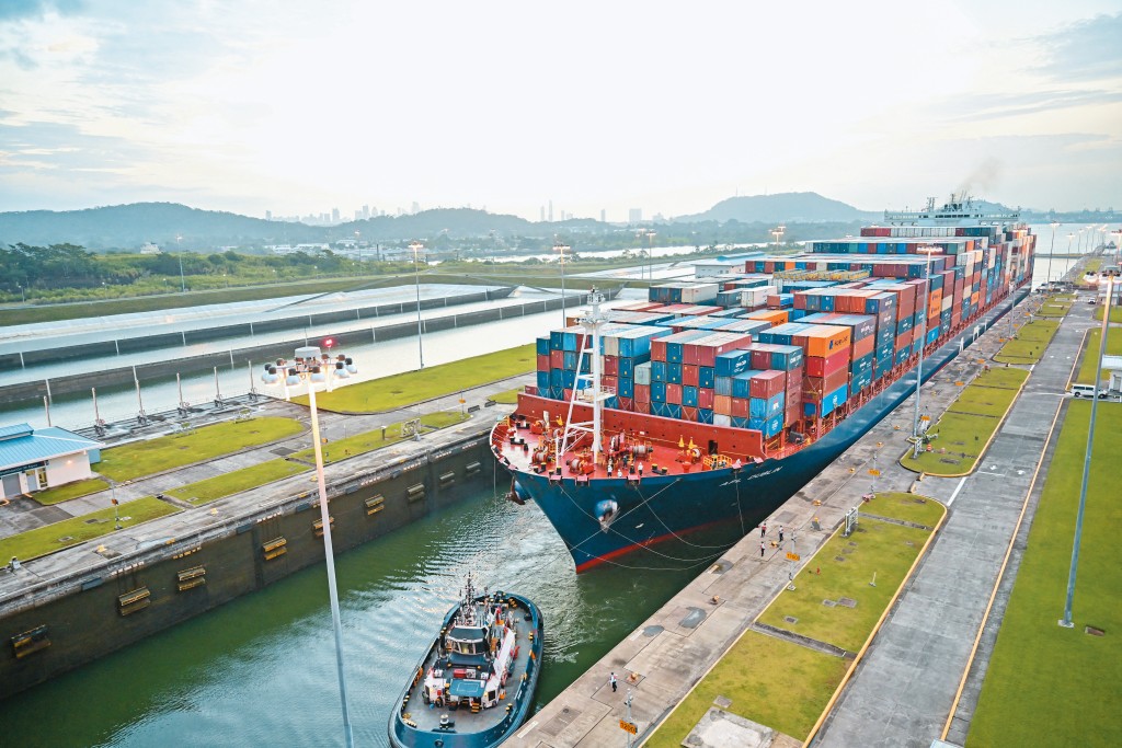 巴拿馬運河每日處理二百一十萬桶石油及石油產品的運輸量。