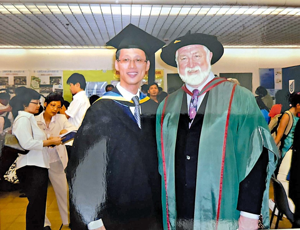 錦明事業有成後仍不忘進修，修讀南澳大學的工商管理碩士學位，〇八年碩士畢業，在城大舉行畢業禮，其後更獲香港專業評審局頒授榮譽院士。