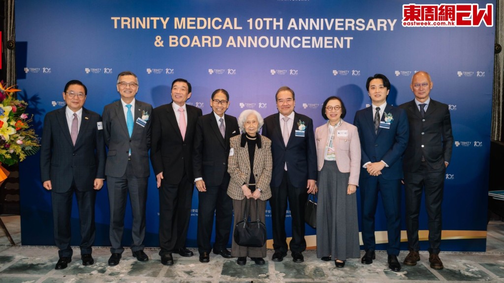 一眾醫療界翹楚及政商名人齊集全仁醫療集團十周年慶典，左起：行政會議成員林健鋒、林正財、醫管局主席范鴻齡、醫管局前主席梁智鴻、世界知名醫學教育家、港大榮休教授楊紫芝、醫管局前主席胡定旭、食物及衞生局前局長陳肇始、全仁醫療集團創辦人劉仲恒、香港基因組中心主席蔡