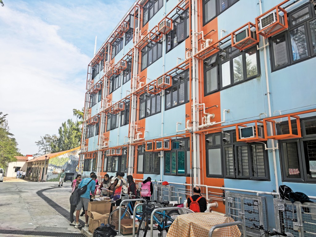 受影響居民陸逐獲安置到不同區域的過渡性房屋，估計短時間內不會重返原居地。