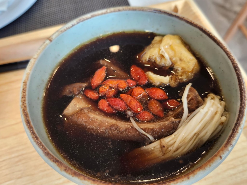 藥膳排骨湯落足料。