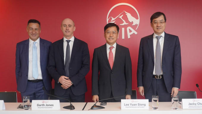 友邦首席執行官兼總裁李源祥(右二)指目標23至26年複合年均增長率達9%至11%，有信心保持友邦的市場領先地位，以及各營運單位的龐大增長空間。