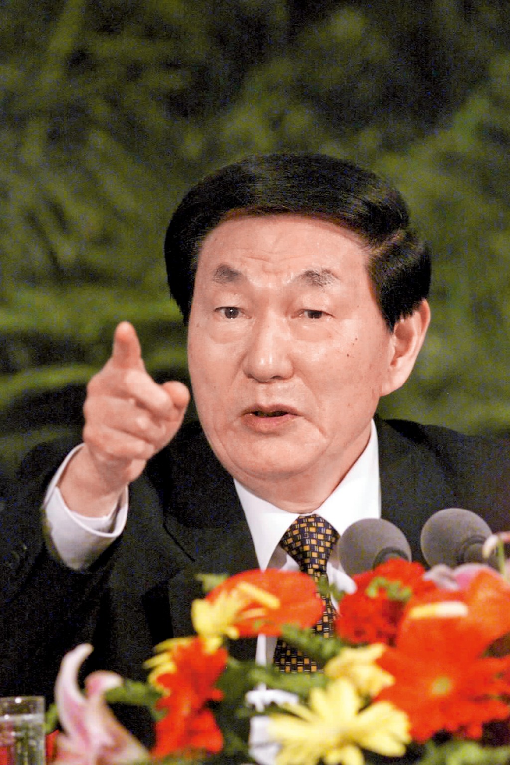 朱鎔基一生反貪打假,並為自己定下「不題詞、不剪綵、不受禮」的規矩,而「不做假賬」這四字是其破例為國家會計學院題字。 朱鎔基一生反貪打假,並為自己定下「不題詞、不剪綵、不受禮」的規矩,而「不做假賬」這四字是其破例為國家會計學院題字。