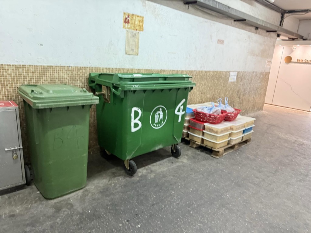 月初，與「權發小廚」食物工場同層的租戶投訴，指「權發」將大批凍肉長時間擺放在公共走廊，影響衛生。