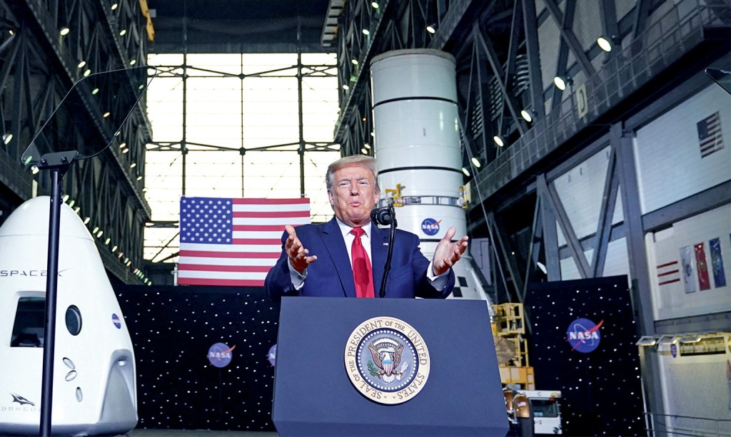 特朗普霸氣表示如有必要,他願意自掏腰包支付太空人的加班費。 特朗普霸氣表示如有必要,他願意自掏腰包支付太空人的加班費。