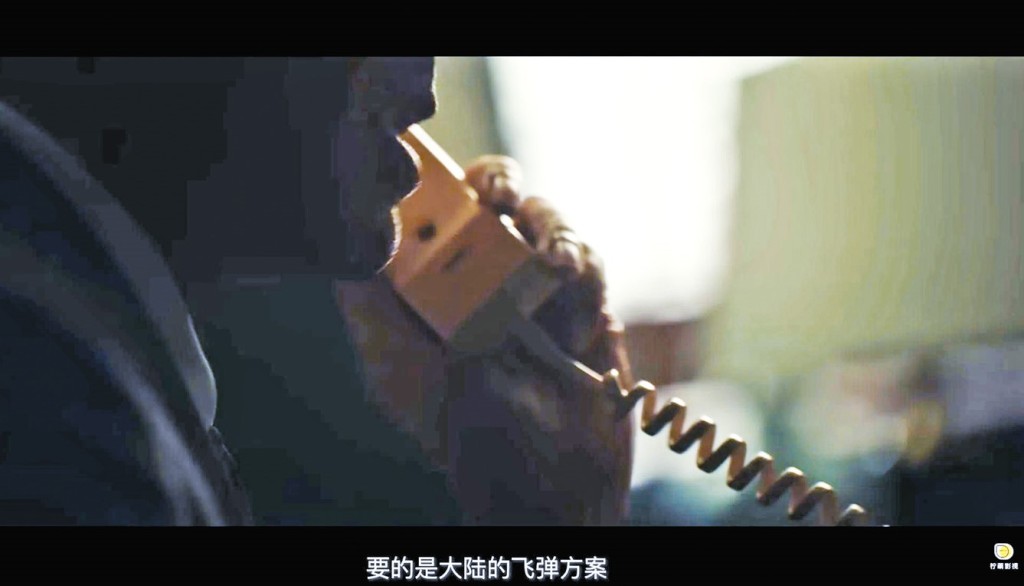 《交鋒》一開始就出現李登輝向台灣軍情局官員表明「要大陸的飛彈方案」，令不少內地網民直呼「尺度大」、「敢拍」。