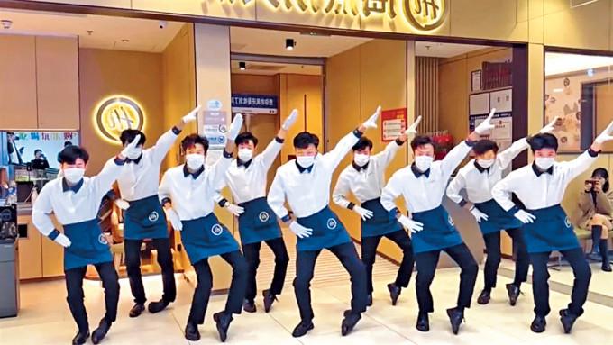 海底撈一向多搞作,包括要求員工跳舞。 海底撈一向多搞作,包括要求員工跳舞。