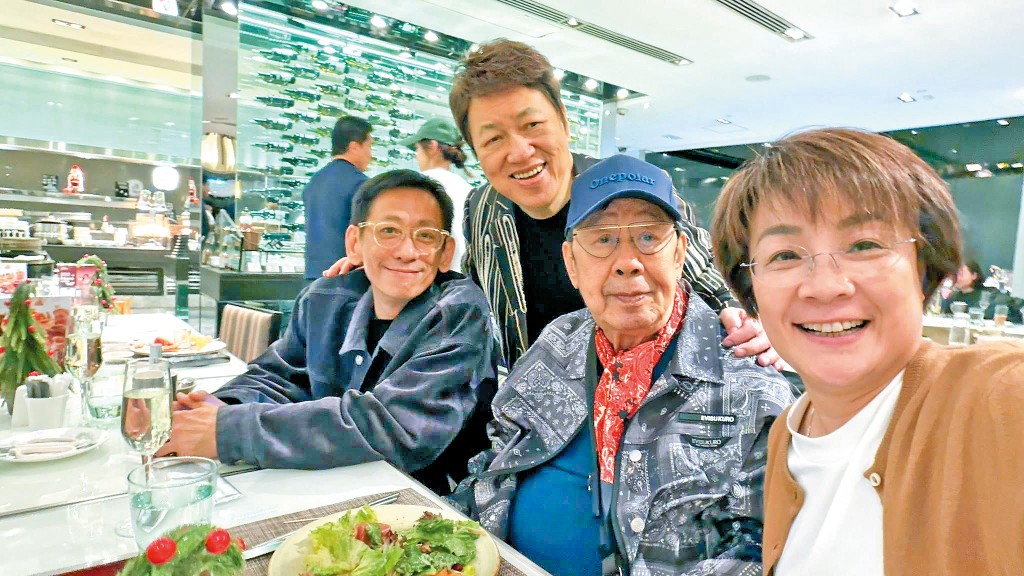 拍攝《女捕快》期間,結識到「契爺」胡楓,父女情誼超過三十年。 拍攝《女捕快》期間,結識到「契爺」胡楓,父女情誼超過三十年。