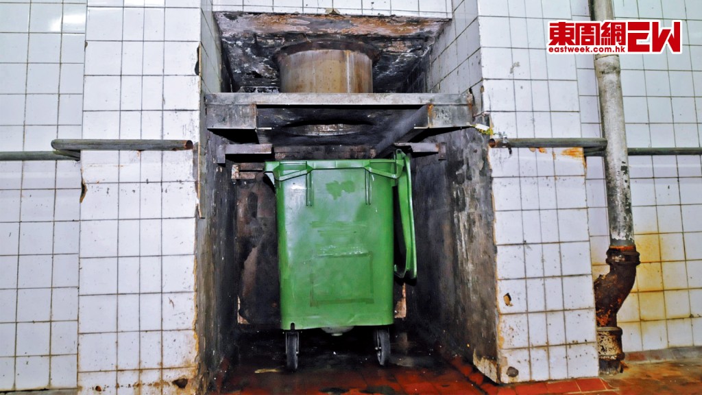 垃圾槽收集大廈所有住戶垃圾，難以監管非法棄置垃圾。