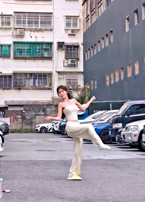 台灣啦啦隊女神李多慧等藝人在街頭表演「浪子踢球」。