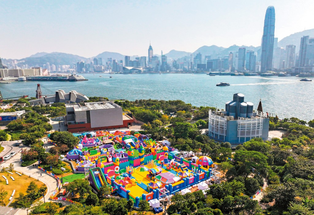 The Big Bounce活動橫跨年底的聖誕及跨年檔期，吸引不少港人與遊客購票進場 「大跳特跳」。