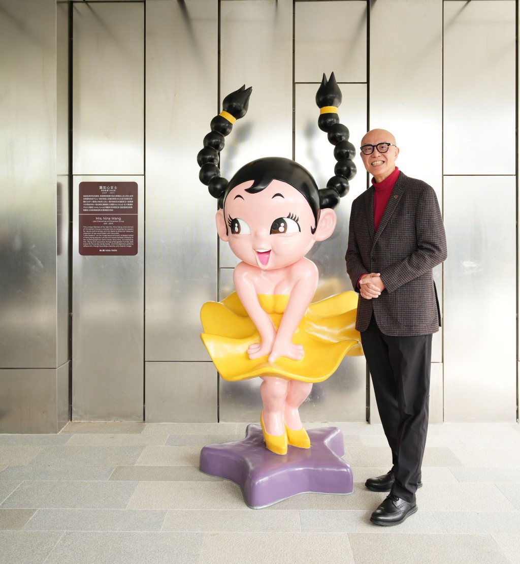 如心園展出逾百件珍貴木化石，屬華懋集團已故主席龔如心女士之稀有藏品。華懋集團執行董事兼行政總裁蔡宏興（右）與龔女士經典的 「 小甜甜」 塑像合照。