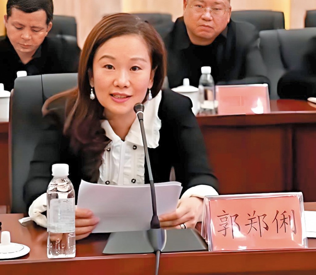 郭鄭俐在二一至二三年間以首席營運官身份參與公司多項對外活動,包括與吉林省政府領導的會面。然而,郭為從未在公司權益披露中申報郭鄭俐為其配偶或其持股情況。 郭鄭俐在二一至二三年間以首席營運官身份參與公司多項對外活動,包括與吉林省政府領導的會面。然而,郭為從未在公司權益披露中申報郭鄭俐為其配偶或其持股情況。