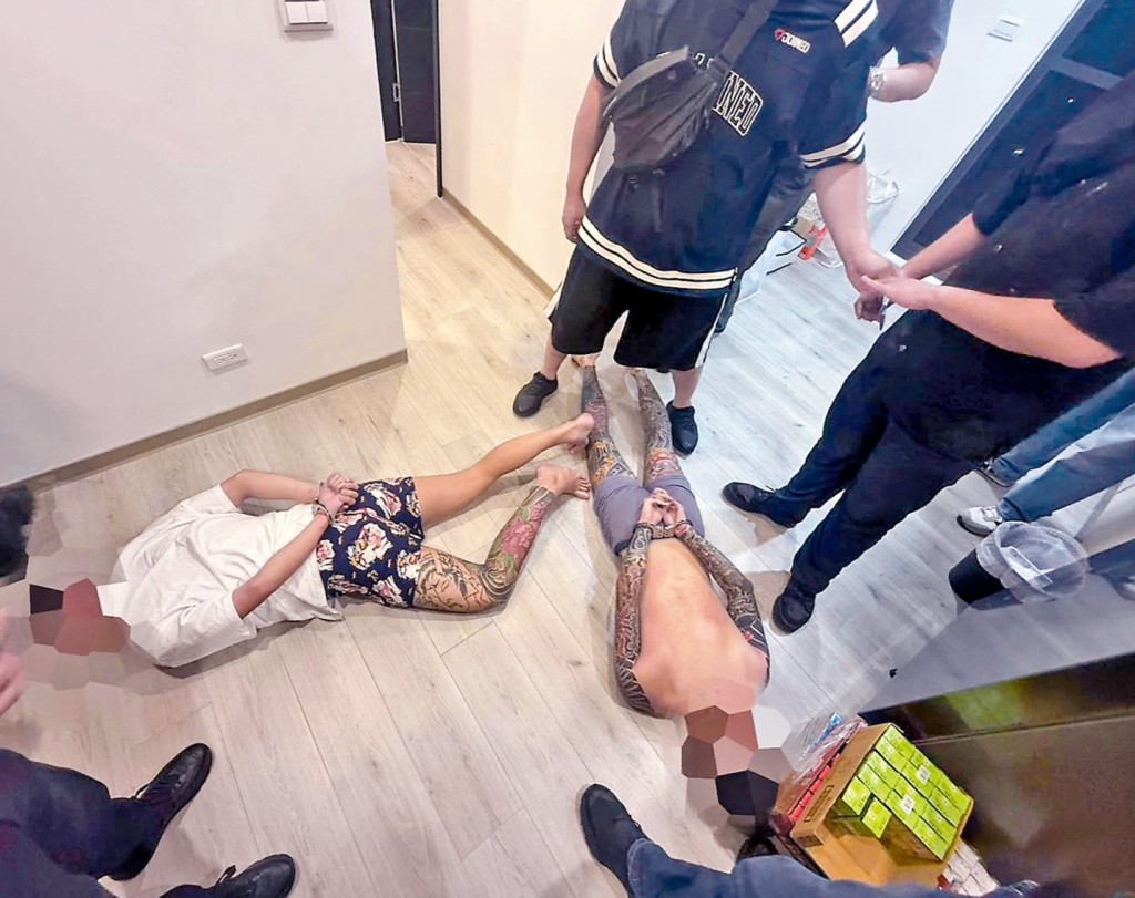 涉及新北市汽車旅館斬人案的「明仁會」兩名成員，在警員的拘捕行動中作出反抗，最終被制服地上。