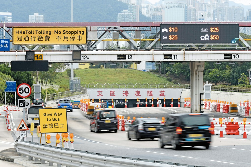 運輸局向立法會提交文件,交代三條過海隧道時段收費的成效檢討。 運輸局向立法會提交文件,交代三條過海隧道時段收費的成效檢討。
