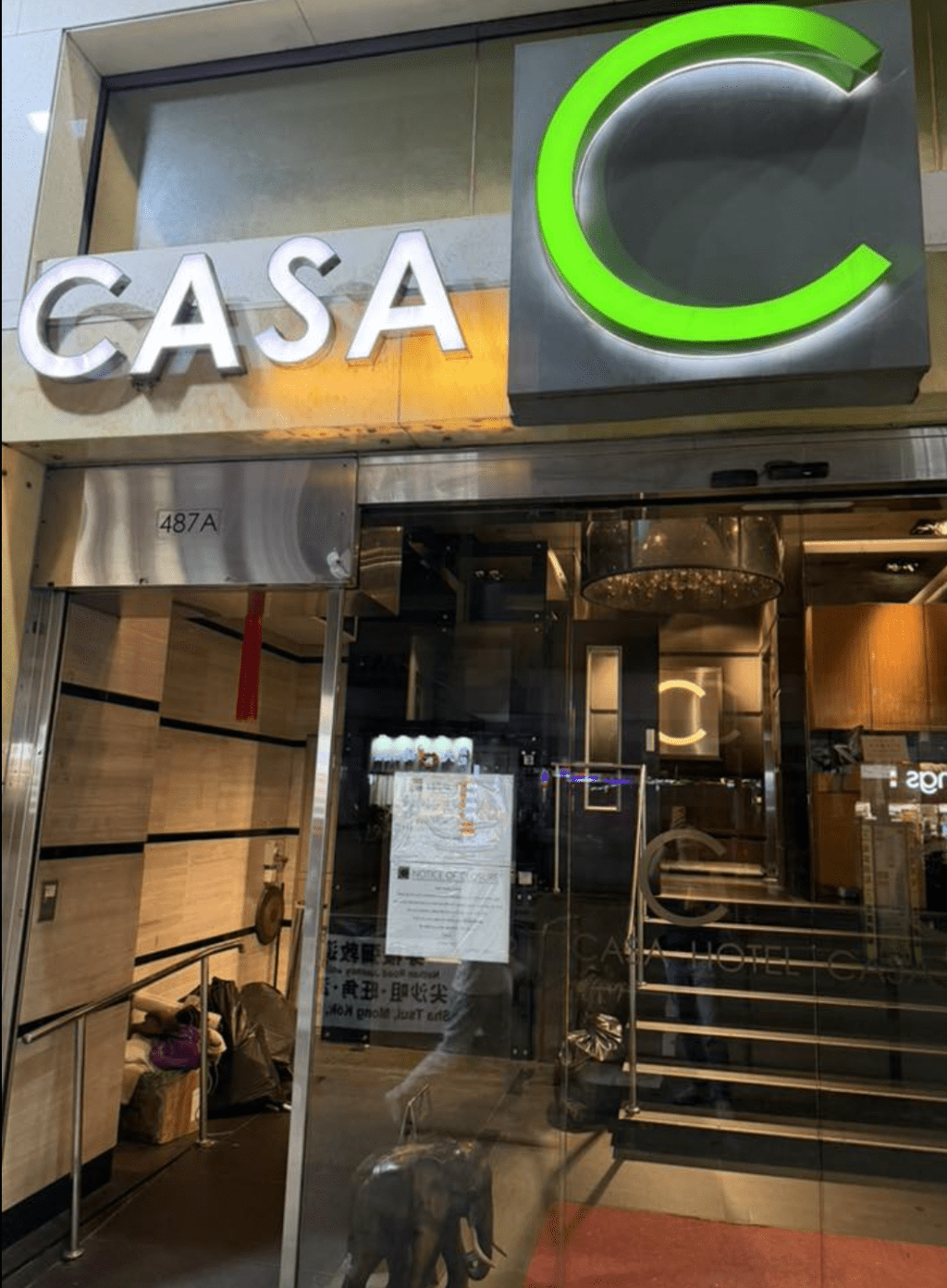位於彌敦道487至489號的Casa Hotel，全幢物業近年曾多次在市場上放售。fb@全港店舖執笠結業消息關注組  