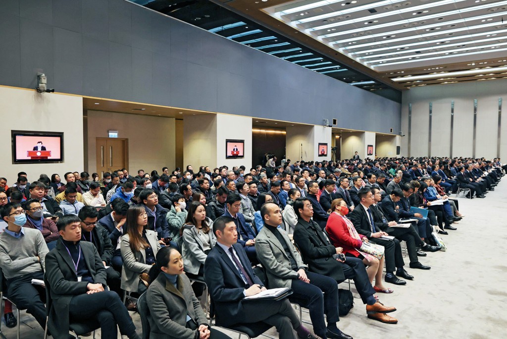 新一屆區議員上周五齊集政府總部，收看中共中央港澳辦、國務院港澳辦主任夏寶龍在北京出席全國港澳研究會成立十周年慶祝大會的講話。