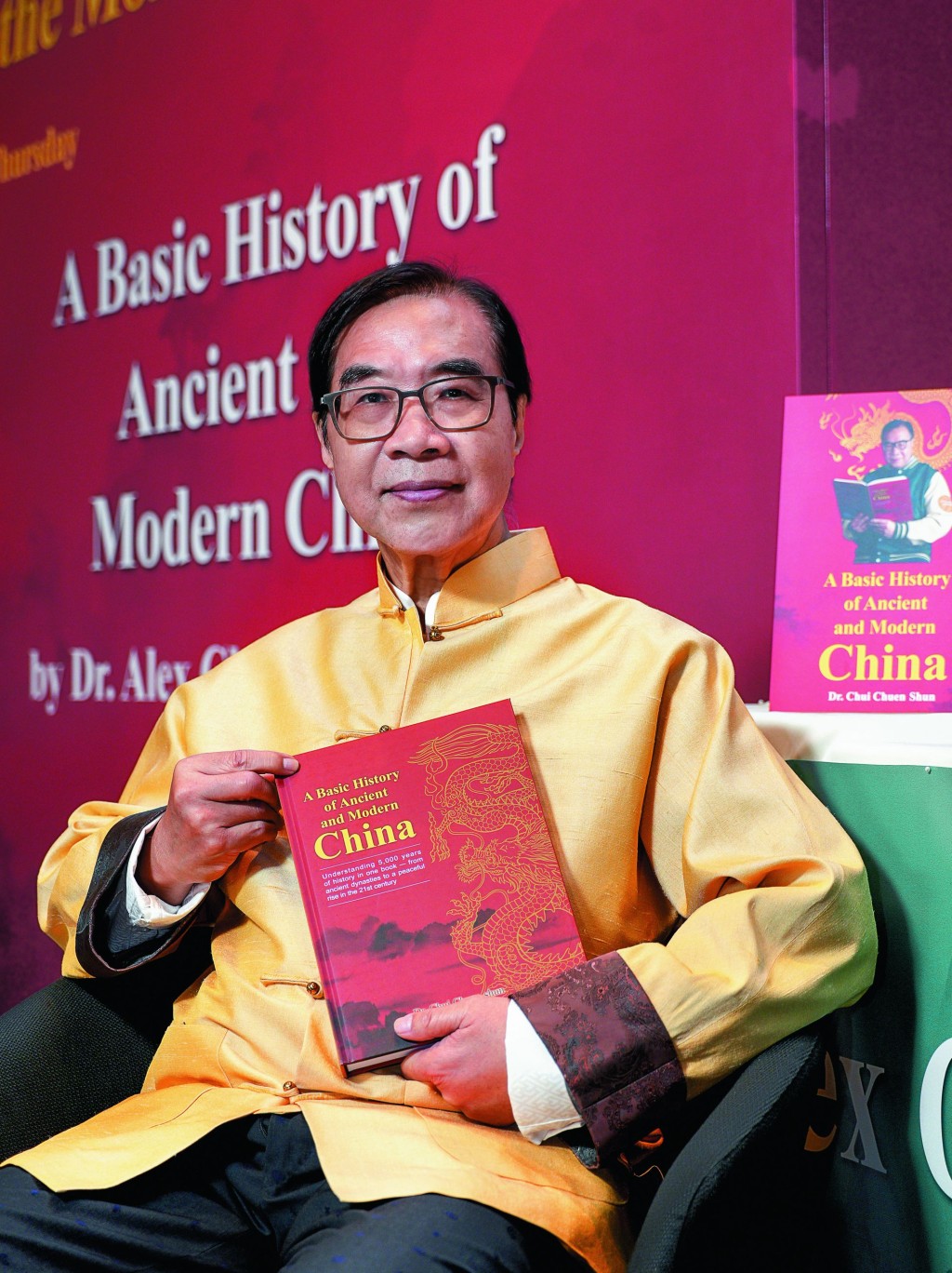 徐的首部著作《A Basic History of Ancient and Modern China》，曾登上暢銷書榜。