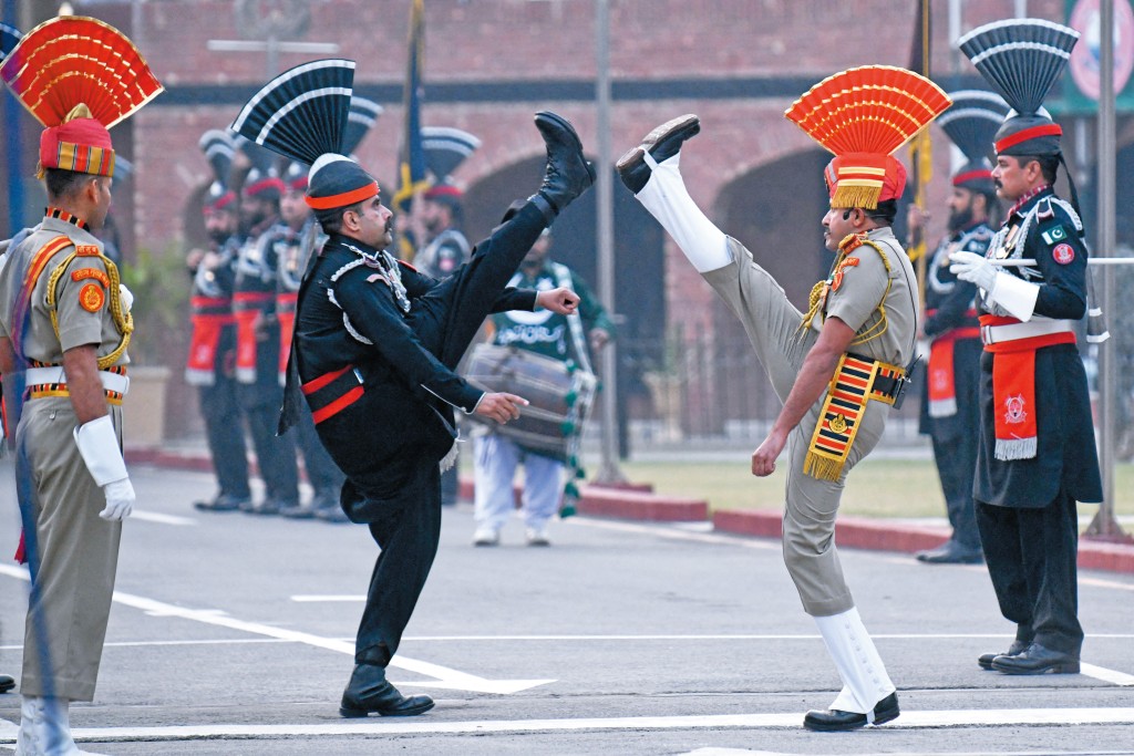 印度與巴基斯坦邊境的瓦加,兩國邊境部隊每日舉行的降旗儀式,卻成為印巴之間的角力場。 印度與巴基斯坦邊境的瓦加,兩國邊境部隊每日舉行的降旗儀式,卻成為印巴之間的角力場。
