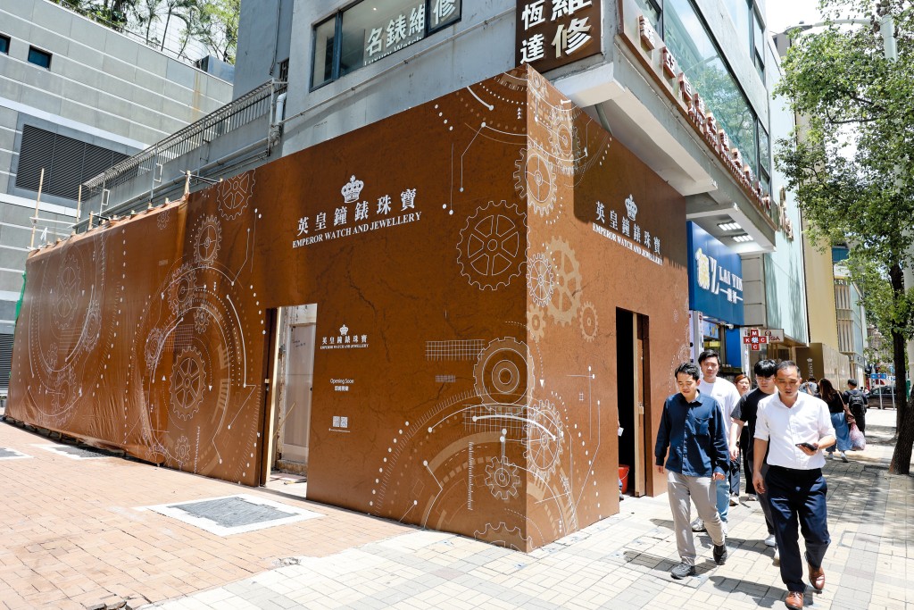 英皇鐘錶珠寶以月租五十五萬元租下尖沙咀名店街廣東道舖，面積約七百呎，對面為LV海港城旗艦店。