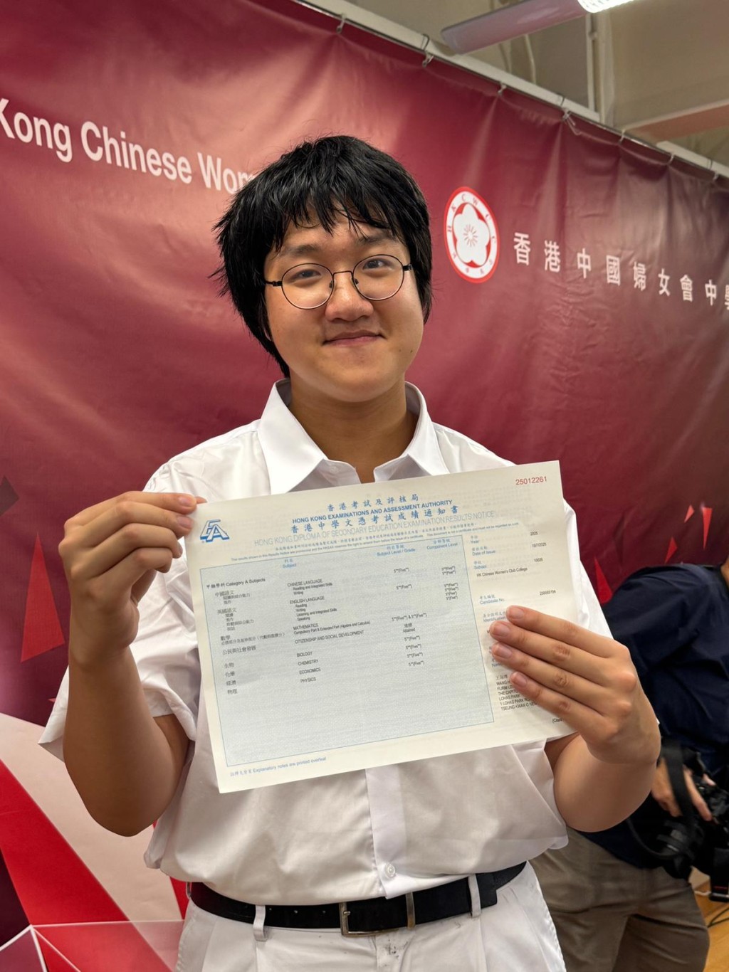 香港中國婦女會中學8科5星星男狀元 - 王海博 香港中國婦女會中學8科5星星男狀元 - 王海博