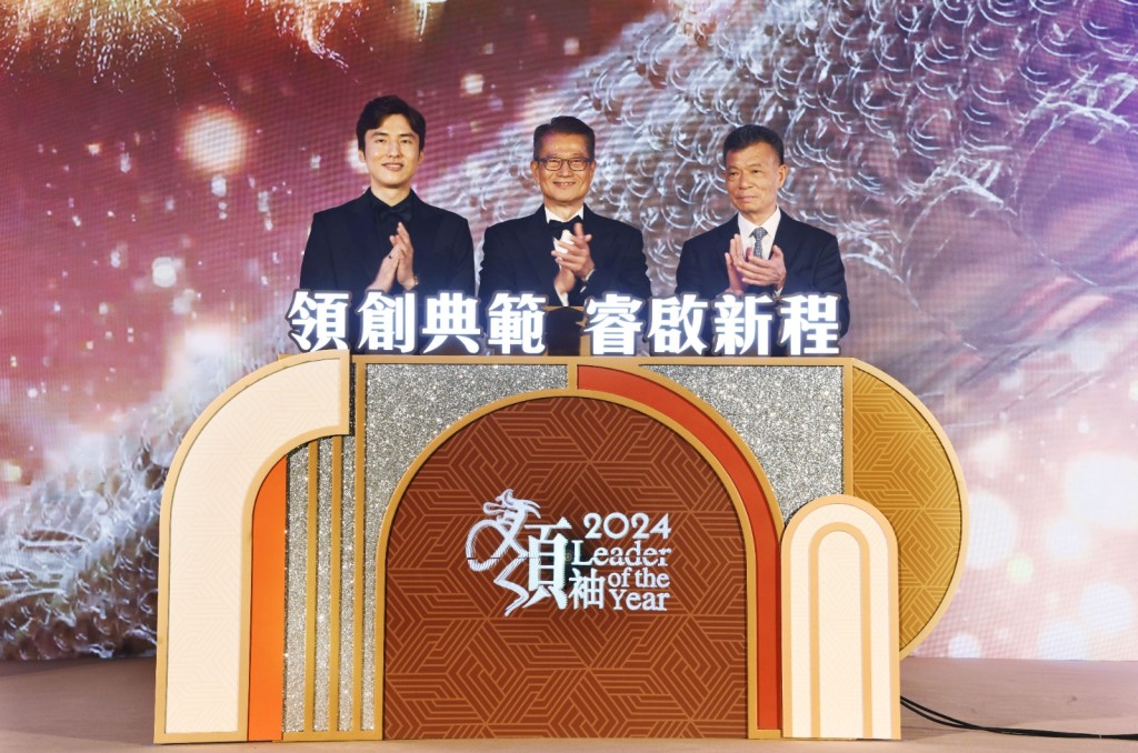 財政司司長陳茂波(中)、星島新聞集團主席蔡加讚(左)、星島新聞集團主席郭英成(右)主持開幕典禮。 財政司司長陳茂波(中)、星島新聞集團主席蔡加讚(左)、星島新聞集團主席郭英成(右)主持開幕典禮。