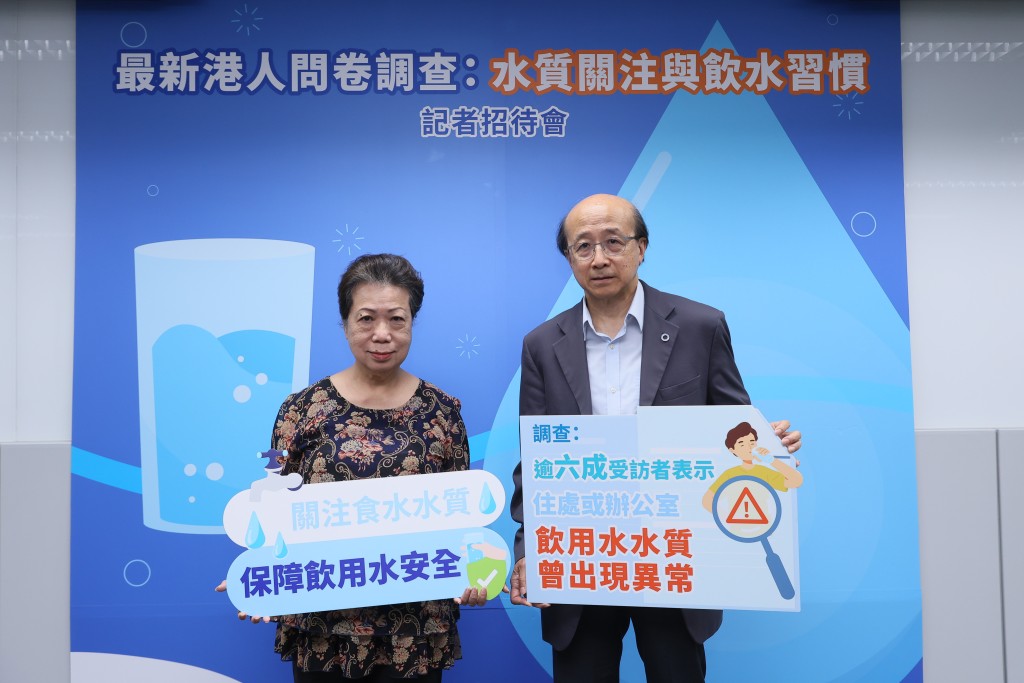 (右)內分泌及糖尿科專科唐俊業醫生、關注食水水質影響健康人士霞姐 (右)內分泌及糖尿科專科唐俊業醫生、關注食水水質影響健康人士霞姐