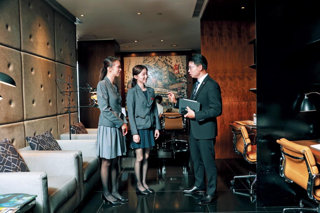 李景恒與一位來自韓國的實習生(中)交流在香港酒店工作的心得。 李景恒與一位來自韓國的實習生(中)交流在香港酒店工作的心得。