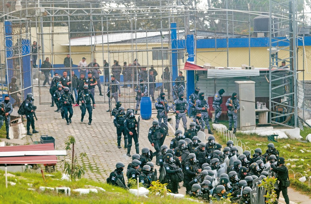 危地馬拉出動軍警「閃電式」突擊一所監獄,展開拘捕行動。 危地馬拉出動軍警「閃電式」突擊一所監獄,展開拘捕行動。