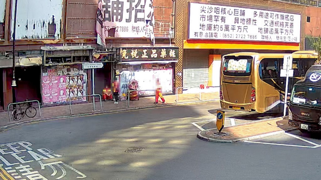 疑似老千拜神後,又有數名身穿舞獅裝束,抬着獅頭及鑼鼓的男子從新文華中心走出。 疑似老千拜神後,又有數名身穿舞獅裝束,抬着獅頭及鑼鼓的男子從新文華中心走出。