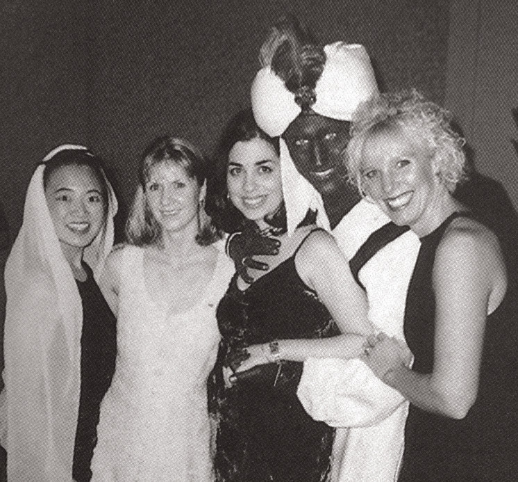 杜魯多在人前倡議性別和種族平等，卻爆出多年前在一個派對上扮黑人（右二），事後要公開道歉。