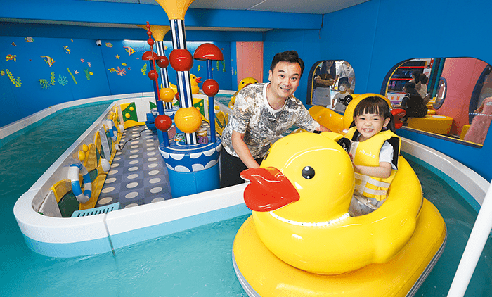 巨型黃色橡皮鴨上周五起在維港海面展出,室內遊樂場Childlike亦有幾隻水上鴨仔船供小朋友乘坐。 巨型黃色橡皮鴨上周五起在維港海面展出,室內遊樂場Childlike亦有幾隻水上鴨仔船供小朋友乘坐。