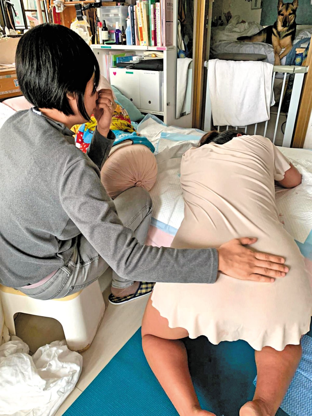 黎可欣(左)不時以中醫師身份,上門協助其他孕婦在家生產,從旁提供姿勢指引及按摩搓暖孕婦的下盤。(照片由被訪者提供) 黎可欣(左)不時以中醫師身份,上門協助其他孕婦在家生產,從旁提供姿勢指引及按摩搓暖孕婦的下盤。(照片由被訪者提供)