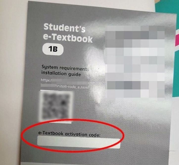 不少網民對書商將實體書與一次性「Activation Code（啟動碼）」捆綁銷售的模式提出質疑。  