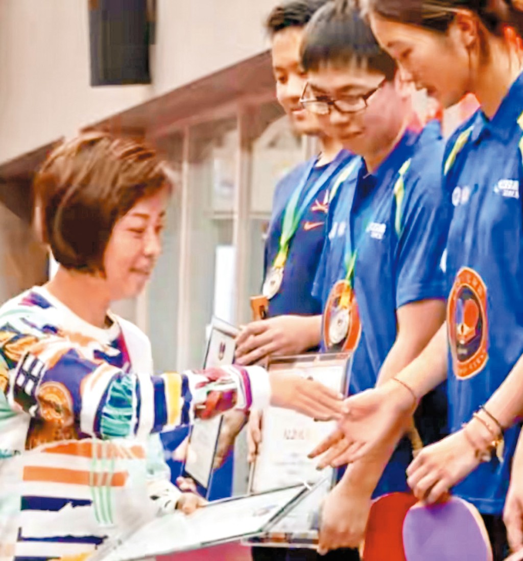 雖然張怡寧已退役,但於照顧家庭之餘,仍然熱心培訓新人。 雖然張怡寧已退役,但於照顧家庭之餘,仍然熱心培訓新人。