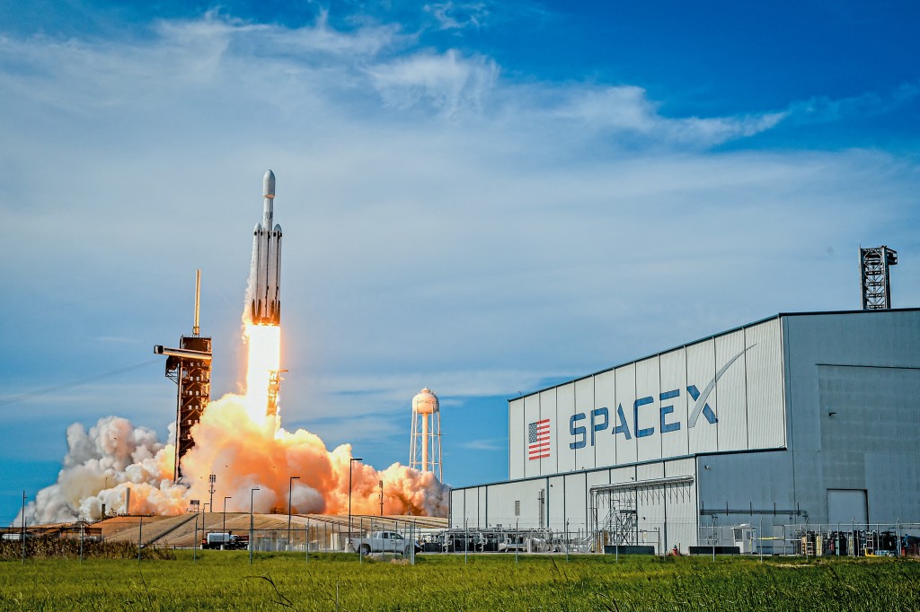 摩通估計SpaceX上市後將產生「虹吸效應」,被動基金需從現有科技巨頭抽走近九千五百億美元流動資金。 摩通估計SpaceX上市後將產生「虹吸效應」,被動基金需從現有科技巨頭抽走近九千五百億美元流動資金。