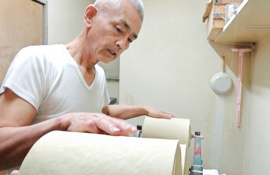 「江戶一」老闆荒木昌宏不想犧牲拉麵品質,唯有忍痛結束經營了二十七年的老麵店。 「江戶一」老闆荒木昌宏不想犧牲拉麵品質,唯有忍痛結束經營了二十七年的老麵店。